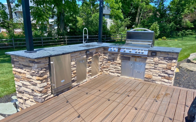 Kitchens and fire features by B&B Custom Pools